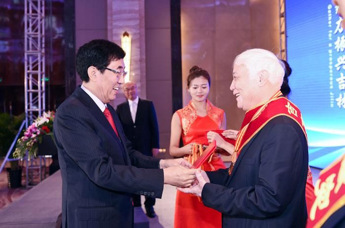 1、第二届全球吉商大会上，，，，省委书记巴音朝鲁为获得“吉商突出孝顺人物”奖的曹清静董事长颁奖.jpg